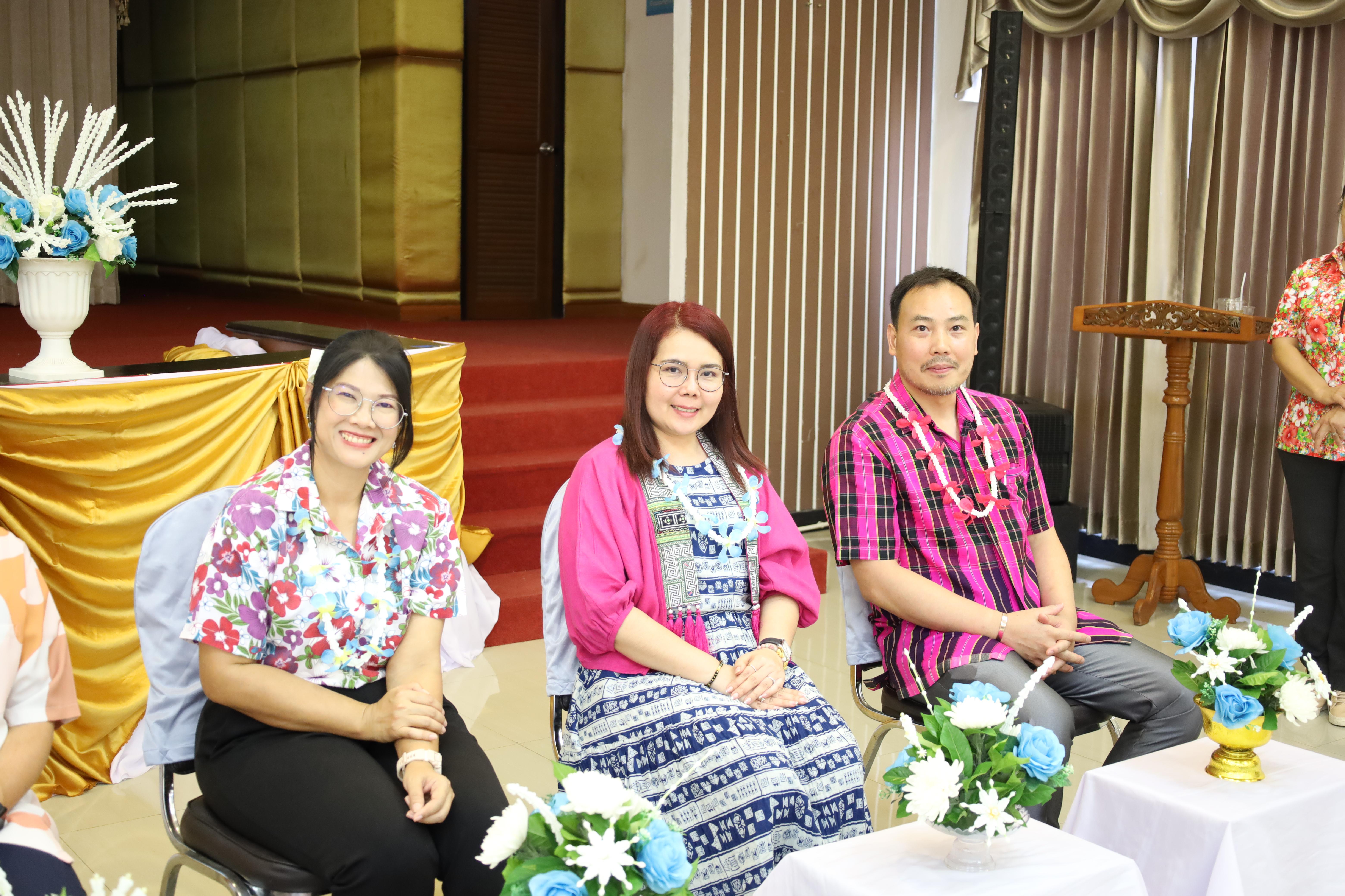196. วันที่ 26 เมษายน 2568 สาขาการบริหารการศึกษา ได้จัดกิจกรรมรดน้ำดำหัวคณาจารย์ระดับบัณฑิตศึกษา ประจำสาขาการบริหารการศึกษา ณ ห้องประชุมครุร่มสัก 1 ชั้น 3 อาคารคณะครุศาสตร์